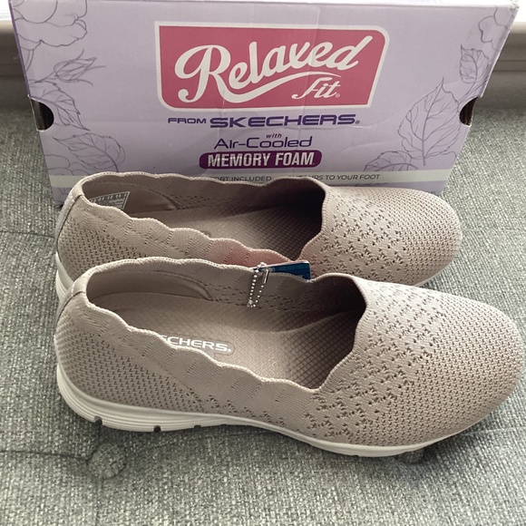 Skechers Women's Max Cushioning Seager - Stat Slip-On Wide Width Casual Sneakers - Picture 3 of 12